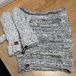 Roots Gray Knit Mittens and Scarf Set
